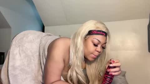 Snapshot of aunyxxx chatting on 02/13/25, 05:01 aunyxxx online show from 02/13/25, 05:01