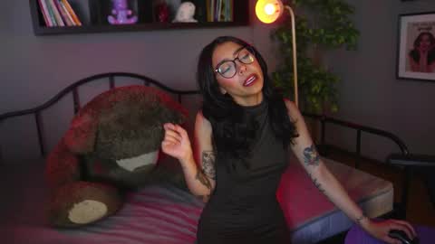 Snapshot of aura_soul_ chatting on 11/10/25, 03:49 A U R A online show from 11/10/25, 03:49