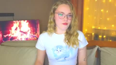 Snapshot of aurora_golden chatting on 12/12/24, 04:43 Kate online show from 12/12/24, 04:43