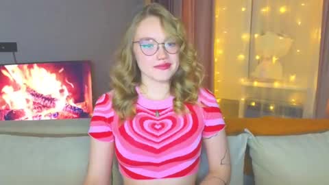 Snapshot of aurora_golden chatting on 12/19/24, 04:13 Kate online show from 12/19/24, 04:13