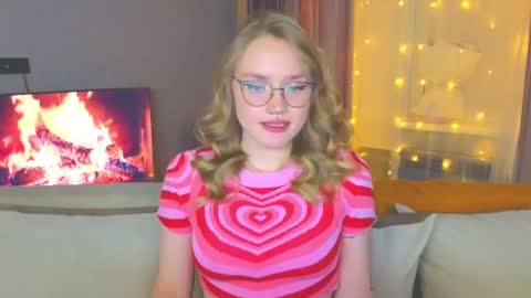 Snapshot of aurora_golden chatting on 12/19/24, 07:18 Kate online show from 12/19/24, 07:18