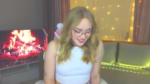 Snapshot of aurora_golden chatting on 01/05/25, 04:16 Kate online show from 01/05/25, 04:16