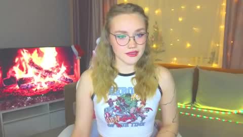 Snapshot of aurora_golden chatting on 01/06/25, 04:13 Kate online show from 01/06/25, 04:13