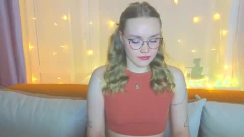 Snapshot of aurora_golden chatting on 02/02/25, 04:00 Kate online show from 02/02/25, 04:00