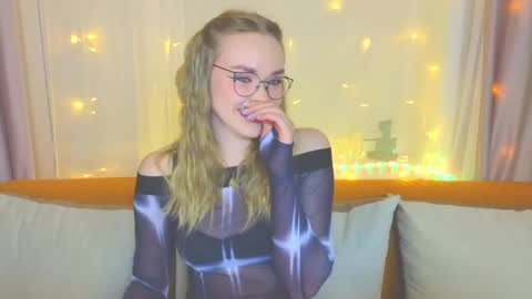 Snapshot of aurora_golden chatting on 02/12/25, 04:00 Kate online show from 02/12/25, 04:00