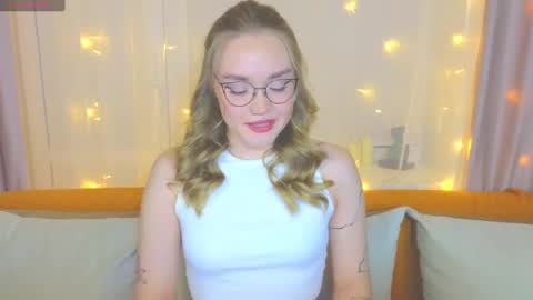 Snapshot of aurora_golden chatting on 02/22/25, 03:47 Kate online show from 02/22/25, 03:47