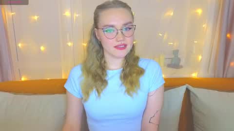 Snapshot of aurora_golden chatting on 02/25/25, 06:53 Kate online show from 02/25/25, 06:53