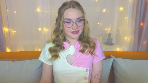 Snapshot of aurora_golden chatting on 03/08/25, 07:53 Kate online show from 03/08/25, 07:53