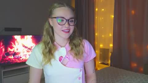 Snapshot of aurora_golden chatting on 10/11/25, 07:01 Kate online show from 10/11/25, 07:01