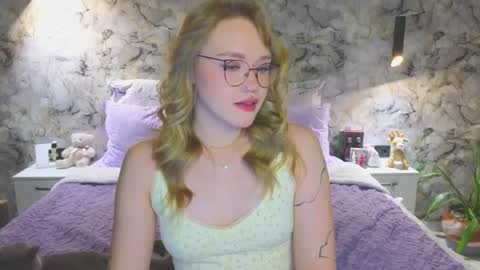Snapshot of aurora_golden chatting on 10/18/25, 05:25 Kate online show from 10/18/25, 05:25
