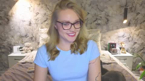Snapshot of aurora_golden chatting on 10/27/25, 04:11 Kate online show from 10/27/25, 04:11