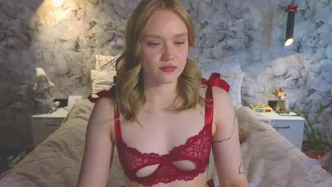 Snapshot of aurora_golden chatting on 06/18/26, 09:14 Kate online show from 06/18/26, 09:14
