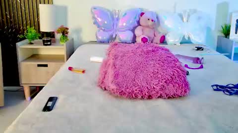 Snapshot of aurora_petitee chatting on 06/18/26, 02:10 Aurora online show from 06/18/26, 02:10