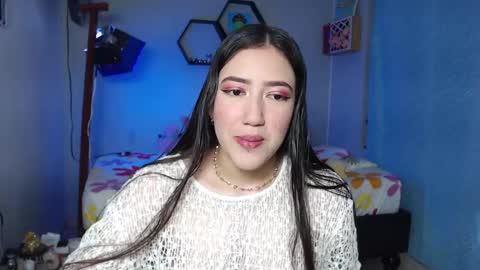 Snapshot of aurora_shy_ chatting on 11/23/25, 05:13 Aurora online show from 11/23/25, 05:13