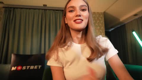 Snapshot of aurora_the_ballerina chatting on 12/04/24, 06:00 Aurora online show from 12/04/24, 06:00