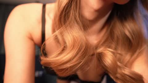 Snapshot of aurora_the_ballerina chatting on 01/11/25, 06:03 Aurora online show from 01/11/25, 06:03