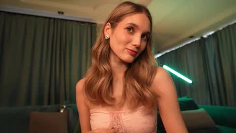 Snapshot of aurora_the_ballerina chatting on 02/10/25, 06:42 Aurora online show from 02/10/25, 06:42