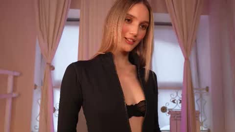 Snapshot of aurora_the_ballerina chatting on 09/28/25, 06:41 Aurora online show from 09/28/25, 06:41