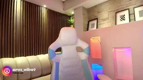 aurora_willow9 online show from 12/18/25, 03:45