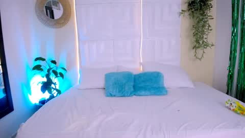 INSTAGRAM AURORA MCRY online show from 03/31/26, 05:30