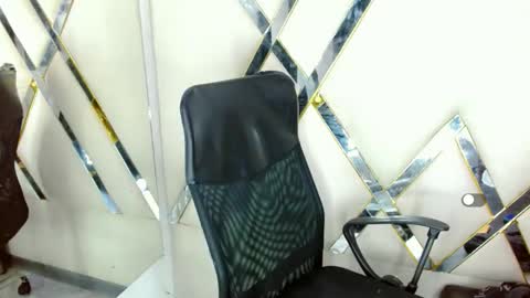 Snapshot of aurorarossx chatting on 10/30/25, 11:05 Aurora online show from 10/30/25, 11:05