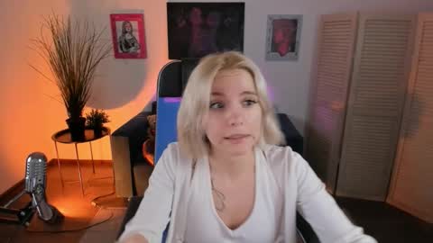 aurorawrenfield online show from 12/15/25, 02:05