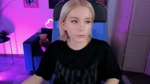 aurorawrenfield online show from 12/18/25, 10:38