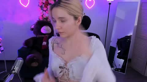 aurorawrenfield online show from 04/15/26, 04:30