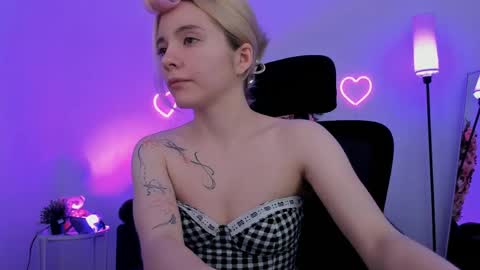 aurorawrenfield online show from 04/17/26, 04:37