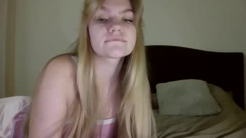 Snapshot of auroraxroses chatting on 11/23/25, 10:31 AuroraXRoses online show from 11/23/25, 10:31