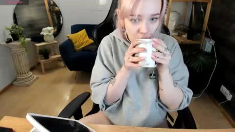 avabloom_ online show from 02/05/26, 10:25