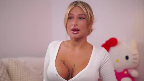 Snapshot of avashay chatting on 09/12/25, 08:20 Carina online show from 09/12/25, 08:20