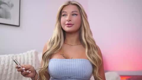 Snapshot of avashay chatting on 09/23/25, 08:56 Carina online show from 09/23/25, 08:56