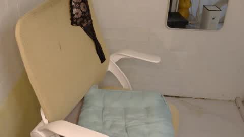 Snapshot of averageuncut1 chatting on 09/09/25, 02:44 Rhian online show from 09/09/25, 02:44