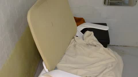 Snapshot of averageuncut1 chatting on 09/12/25, 02:11 Rhian online show from 09/12/25, 02:11