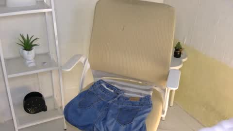 Snapshot of averageuncut1 chatting on 10/01/25, 05:24 Rhian online show from 10/01/25, 05:24