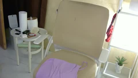 Snapshot of averageuncut1 chatting on 11/01/25, 04:25 Rhian online show from 11/01/25, 04:25