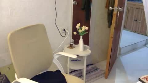 Snapshot of averageuncut1 chatting on 11/24/25, 04:12 Rhian online show from 11/24/25, 04:12