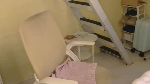 Snapshot of averageuncut1 chatting on 02/15/26, 04:09 Rhian online show from 02/15/26, 04:09