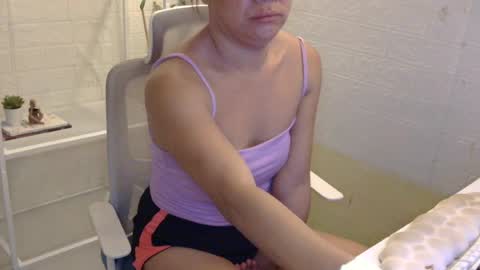 Snapshot of averageuncut1 chatting on 06/15/26, 04:47 Rhian online show from 06/15/26, 04:47