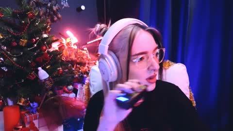 Snapshot of avi_nile chatting on 12/16/24, 02:15 Avriel online show from 12/16/24, 02:15