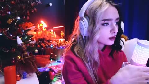 Snapshot of avi_nile chatting on 12/24/24, 02:43 Avriel online show from 12/24/24, 02:43