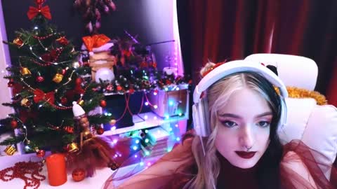 Snapshot of avi_nile chatting on 12/26/24, 05:47 Avriel online show from 12/26/24, 05:47