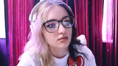 Snapshot of avi_nile chatting on 02/23/25, 02:40 Avriel online show from 02/23/25, 02:40