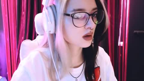 Snapshot of avi_nile chatting on 02/26/25, 02:59 Avriel online show from 02/26/25, 02:59