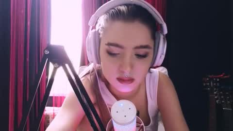 Snapshot of avi_nile chatting on 11/23/25, 04:45 Avriel online show from 11/23/25, 04:45