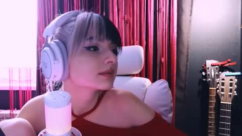 Snapshot of avi_nile chatting on 12/20/25, 05:47 Avriel online show from 12/20/25, 05:47