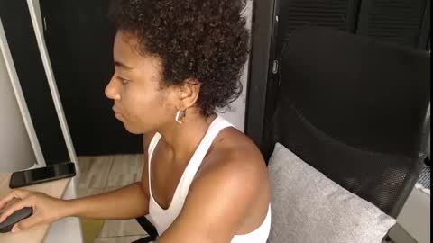 Snapshot of avis_lara chatting on 04/27/26, 07:12 AVIS online show from 04/27/26, 07:12