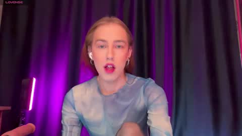 avril_pearly_ online show from 12/15/25, 11:58