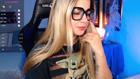 Snapshot of avrill_morgan chatting on 12/09/24, 08:01 Avrill Morgan online show from 12/09/24, 08:01